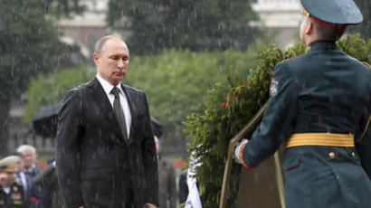 푸틴, 폭우 맞으며 헌화하는 모습 화제 