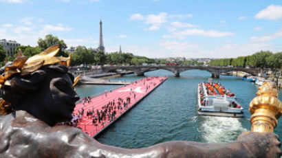 [사진] 파리 센강에 육상트랙