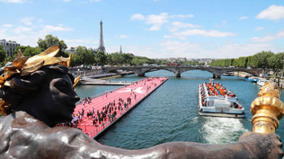 [사진] 파리 센강에 육상트랙