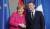 마크롱 프랑스 대통령은 EU 개혁과 통합에도 힘을 쏟을 것으로 보인다. 마크롱 대통령과 앙겔라 메르켈 독일 총리가 5월 15일(현지시간) 베를린에서 만나 인사하고 있다. / 사진 : 뉴시스 