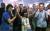 마크롱 프랑스 대통령이 만든 신당 라 레퓌블리크 앙 마르슈 관계자들이 11일(현지시간) 총선 개표 결과 압도적 우세를 나타내자 환호하고 있다. / 사진 : 뉴시스
