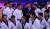 문재인 대통령이 24일 WTF 세계태권도선수권대회 개막식에서 남 북한 시범단원과 기념사진을 찍은 뒤 박수를 치고 있다. 청와대사진기자단