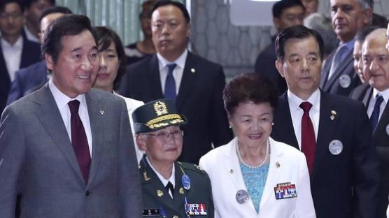 [사진] 이 총리, 여군 참전용사들과 625 기념식