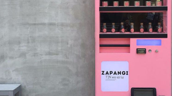 [인스타, 거기 어디?]문짝 하나로 SNS스타된 망원동 카페 '자판기'
