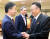 2015년 8월 판문점 평화의 집에서 만난 홍용표(왼쪽) 통일부 장관과 김양건(오른쪽) 노동당 대남비서.
