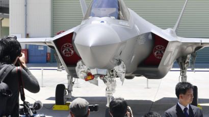 日 정부, F-35에 사거리 300㎞ 공대지 미사일 장착 검토…‘적 기지 공격능력’ 확보 목적