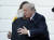  도널드 트럼프 대통령이 26일 백악관에서 나렌드라 모디 인도 총리와의 정상회담 기자회견을 마친 뒤 포옹하고 있다.[AP=연합]