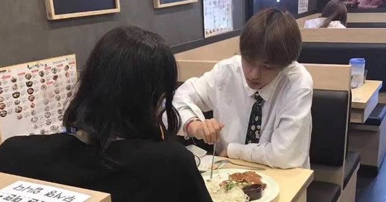 방탄소년단 뷔'가 함께 밥 먹는 '긴 생머리' 뒷모습의 정체 | 중앙일보