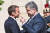 26일(현지시간) 에마뉘엘 마크롱 프랑스 대통령(왼쪽)이 프랑스 파리 엘리제 궁에서 페트로 포로센코 우크라이나 대통령과 만나 환담하고 있다. 두 정상은 우크라이나 위기 해법을 논의할 예정이다. [AP=연합뉴스]