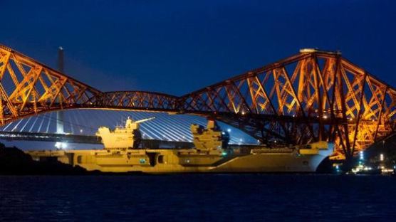 영국의 역대 최대 항모 '퀸 엘리자베스' 첫 바다 항해