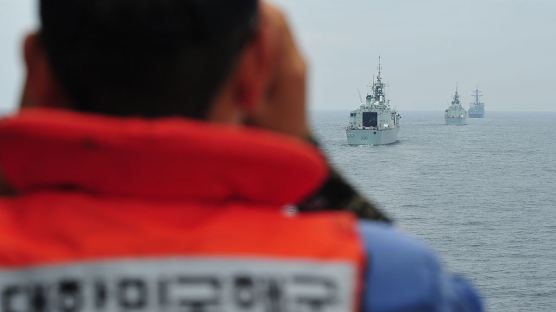 [사진] 한국 해군, 캐나다 해군과 연합기동훈련 실시
