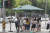 서울 서초구 교대역사거리 횡단보도 앞에 설치된 그늘막에서 시민들이 땀을 식히고 있다. 서초구가 설치한 그늘막은 매일 10만 여명이 이용한다. [김경록 기자]