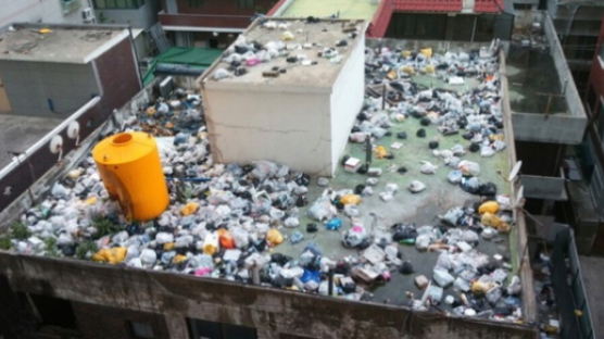  '쓰레기 천국' 된 대한민국의 어느 폐건물 옥상 