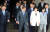 문재인 대통령이 김정숙여사의 발걸음을 지켜보고 있다.