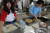 수원시의 혼밥스쿨에 참여한 중학생들이 피자를 만들고 있다. 최모란 기자