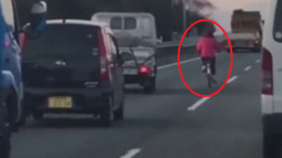 요즘 일본 고속도로 한복판에 자전거 출몰하는 이유