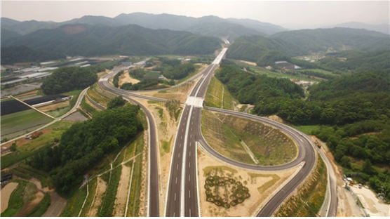 서울-동해안 90분 시대 개막…서울-양양 고속도로 전구간 개통