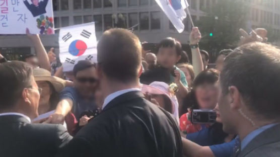 "꽃길만 걷자" 방미한 문재인 대통령의 현지 반응