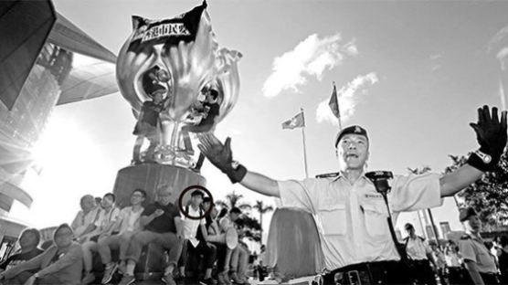 시진핑 홍콩 방문 전날 … 주권반환 기념물 앞 기습 시위