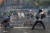 &#34;최루탄 對 배설물 새총&#34;. 베네수엘라 수도 카라카스에서지난 3월 반정부 시위대가 최루탄을 쏘는 경찰을 향해 새총을 쏘고 있다. 새총으로 날린 병 안에는 배설물이 들어 있었다.  [AP=연합뉴스] 