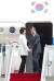 비행기 안으로 들어가기 앞서 문 대통령과 김 여사가 환송객들에게 인사를 하기 위해 뒤돌아 서고 있다. 우상조 기자 