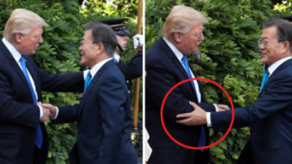 트럼프는 어깨에 손·文 대통령은 팔 잡고…두 정상의 '4초 악수'