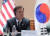 문재인 대통령이 28일 오후(현지시각) 미국 워싱턴 미국 상공회의소에서 열린 한미 비즈니스 서밋 주요 간담회에 참석, 발언을 듣고 있다. 김성룡 기자