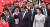 29일 시진핑 중국 국가주석(가운데)과 부인 펑리위안이 홍콩 반환 20주년을 맞아 홍콩 국제공항에 도착해 환영 인파를 향해 손을 흔들고 있다. [AFP=연합뉴스]