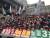 30일 전교조 소속 교사 500여명이 서울 세종문화회관 앞 계단에 법외노조 철회를 요구하는 집회에 참가하고 있다. 이들은 연가를 내거나 조퇴하는 방식으로 민주노총의 사회적 총파업에 참여했다. 전민희 기자
