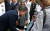 문재인 대통령이 30일 오전(현지시간) 미국 워싱턴에 있는 한국전 참전기념비 공원을 방문해 윌리엄 웨버 한국전참전기념재단이사장과 악수하고 있다. [워싱턴=연합뉴스]