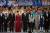 시진핑 중국 국가주석이 홍콩컨벤션센터에서 열린 홍콩 주권 반환 20주년 전야 기념행사에서 부인 펑리위안 여사와 함께 합창하고 있다. [홍콩 EPA=연합뉴스]   