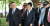 문재인 대통령이 30일 오전(현지시간) 미국 워싱턴에 있는 한국전 참전기념비 공원을 방문해 헌화하고 있다.