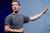 패이스북 CEO 마크 저커버그. 회색 티셔츠만 20벌 걸린 그의 옷장이 화제를 낳았다. 