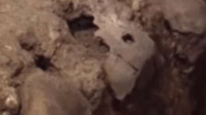 인간의 두개골 670개를 석회로 발라 굳힌 지름 6ｍ 원통형 해골 탑 발견 