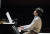 진은숙의 피아노 협주곡을 리허설 하고 있는 피아니스트 김선욱. 난해하기로 유명한 작품이다. 그는 작곡가와 협의하여 음악을 만들어가는 현대음악에 대해 “짜릿하다”고 말했다. [권혁재 사진전문기자]
