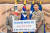 4일 김영배 동국대 명예교수(왼쪽)가 김판규 해군 참모차장에게 장학금을 전달했다. [사진 해군]