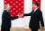 시진핑 중국 국가주석(오른쪽)과 푸틴 러시아 대통령이 3일 모스크바 크레믈린궁에서 만나 반갑게 악수하고 있다[AP=연합뉴스]