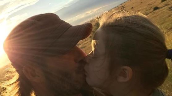 베컴, 막내딸 입술에 키스 사진 올렸다가 해명