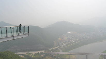 높이 120m 유리 전망대에 서니 백두대간과 남한강 비경 한눈에