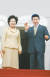 노무현 대통령이 평창동계올림픽유치 IOC 총회 에 참석하기 위해 지난 2007년 6월 30일 서울 공항을 통해 출국하기에 앞서 환송객들에게 손을 들어 답례하고 있다. 노 전 대통령이 권양숙 여사 왼쪽에 서 있다.[중앙포토]