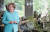 앙겔라 메르켈 독일 총리가시진핑 중국 국가주석과 함께 5일(현지시간) 방문한 베를린 동물원에서 대나무를 먹는 판다를 보며 미소짓고 있다.[AFP=연합뉴스]