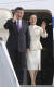 시진핑 중국 국가주석과 부인 펑리위안 여사가 4일 (현지시간) 앙겔라 메르켈 독일 총리와의 정상회담을 위해 베를린 테겔 국제공항에 도착하고 있다.[AP=연합뉴스]