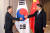 문재인 대통령과 시진핑 중국 국가주석이 6일 오전(현지시간) 베를린 인터콘티넨탈 호텔에서 열린 한-중 정상회담에서 악수하고 있다. [연합뉴스]
