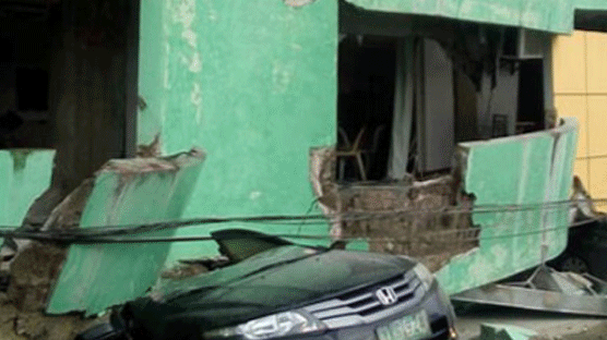 필리핀 중부 규모 6.5 지진…무너진 건물에 사람 깔려
