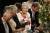 2008년 윈저성에서 니콜라 사르코지 당시 프랑스 대통령과 만찬에 앞서 건배하고 있는 엘리자베스 여왕. 공식 만찬이 없는 날에는 영국 가정식 요리를 즐긴다. [중앙포토]