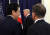 문재인 대통령과 아베 신조 일본 총리(왼쪽)가 6일 오후(현지시간) G20 정상회의가 열리는 독일 함부르크 시내 미국총영사관에서 열린 한미일 정상만찬에서 만나 얘기를 나누고 있다. 가운데는 도널드 트럼프 미국 대통령.