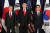 문재인 대통령(왼쪽)과 도널드 트럼프 미국 대통령, 아베 신조 일본 총리가 6일 오후(현지시간) G20 정상회의가 열리는 독일 함부르크 시내 미국총영사관에서 열린 한미일 정상만찬에서 기념촬영을 하고 있다.