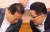 국민의당 박지원 전 대표(오른쪽)와 이용주 의원이 지난 4일 오후 국회 법사위원회 전체회의에서 대화하고 있다. 연합뉴스