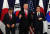 문재인 대통령(왼쪽)과 도널드 트럼프 미국 대통령(가운데), 아베 신조 일본 총리가 6일 오후(현지시간) G20 정상회의가 열리는 독일에서 한미일 정상만찬을 계기로 기념촬영을 하고 있다. [연합뉴스]
