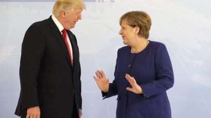 [포토사오정] 석달만에 악수한 트럼프 대통령과 메르켈 총리
